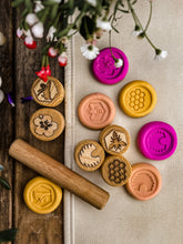 Load image into Gallery viewer, Wooden Bee Stamps