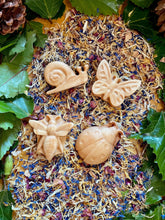 Load image into Gallery viewer, Wooden Bee / Barbara Bee